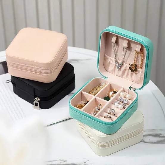 Compact Travel Jewelry Box – Portable Organizer for Rings, Earrings & Necklaces
